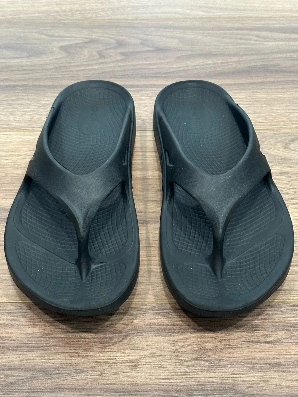Oofos Original Sandal in Black Size Womens 7